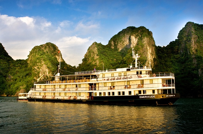 halong bay cruises, top 10 cruises halong bay, top 10 boats halong bay, top 10 junks halong bay, sea trip halong bay, boat trip halong bay, halong emeraude boat