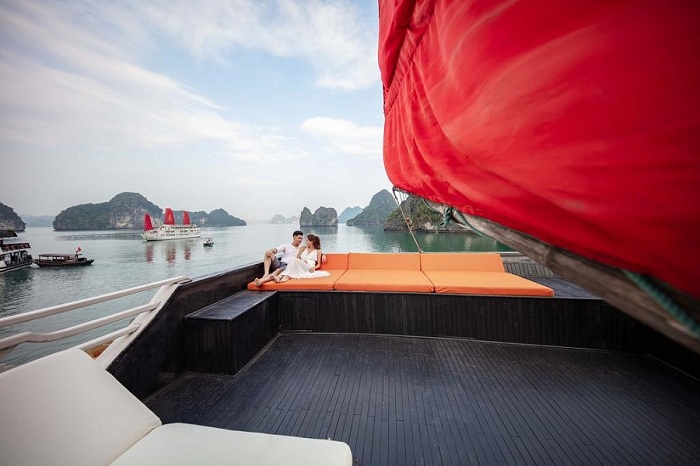 halong bay cruises, top 10 cruises halong bay, top 10 boats halong bay, top 10 junks halong bay, sea trip halong bay, boat trip halong bay, syrena junk halong bay