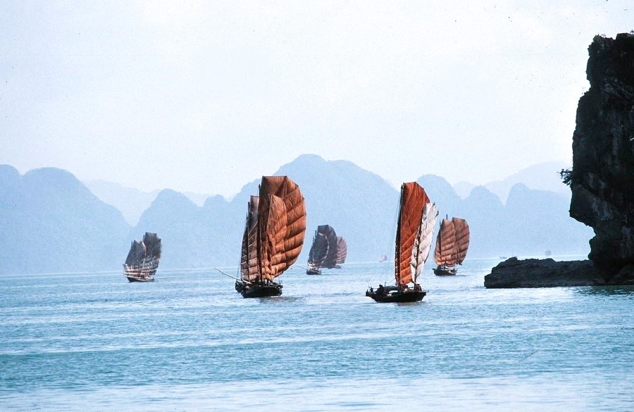 (Halong Bay in the 1990s)