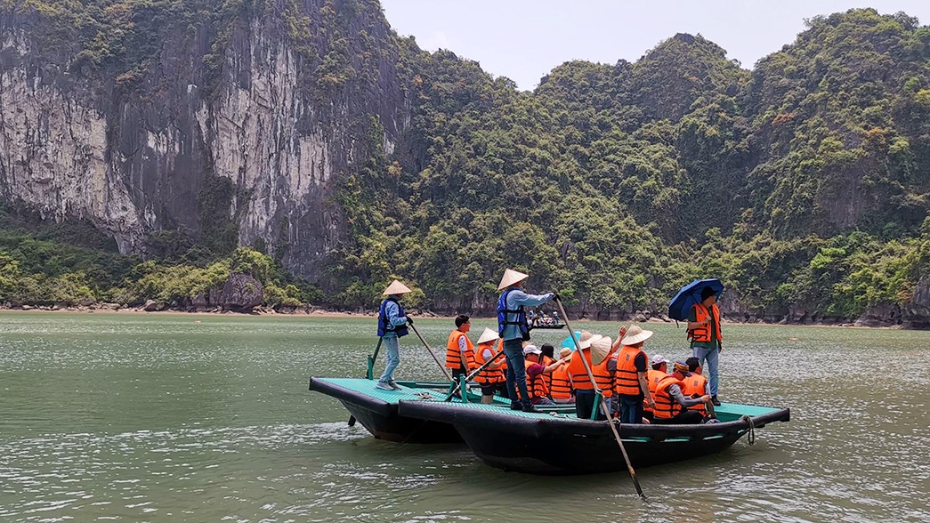 cruise 2 days 1 night halong bay boat trip halong bay inside luon cave halong bay