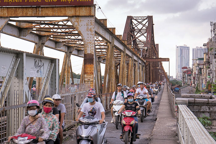 long bien bridge traffic