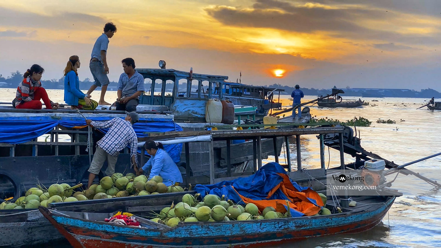 It's best to visit the Long Xuyen Floating Market in early morning. Photo: Internet