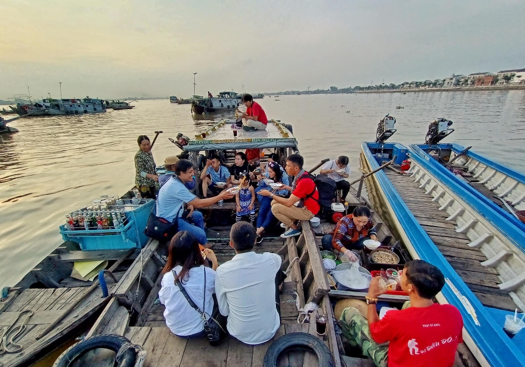 long xuyen floating market, long xuyen, mekong delta travel guide, mekong delta vietnam