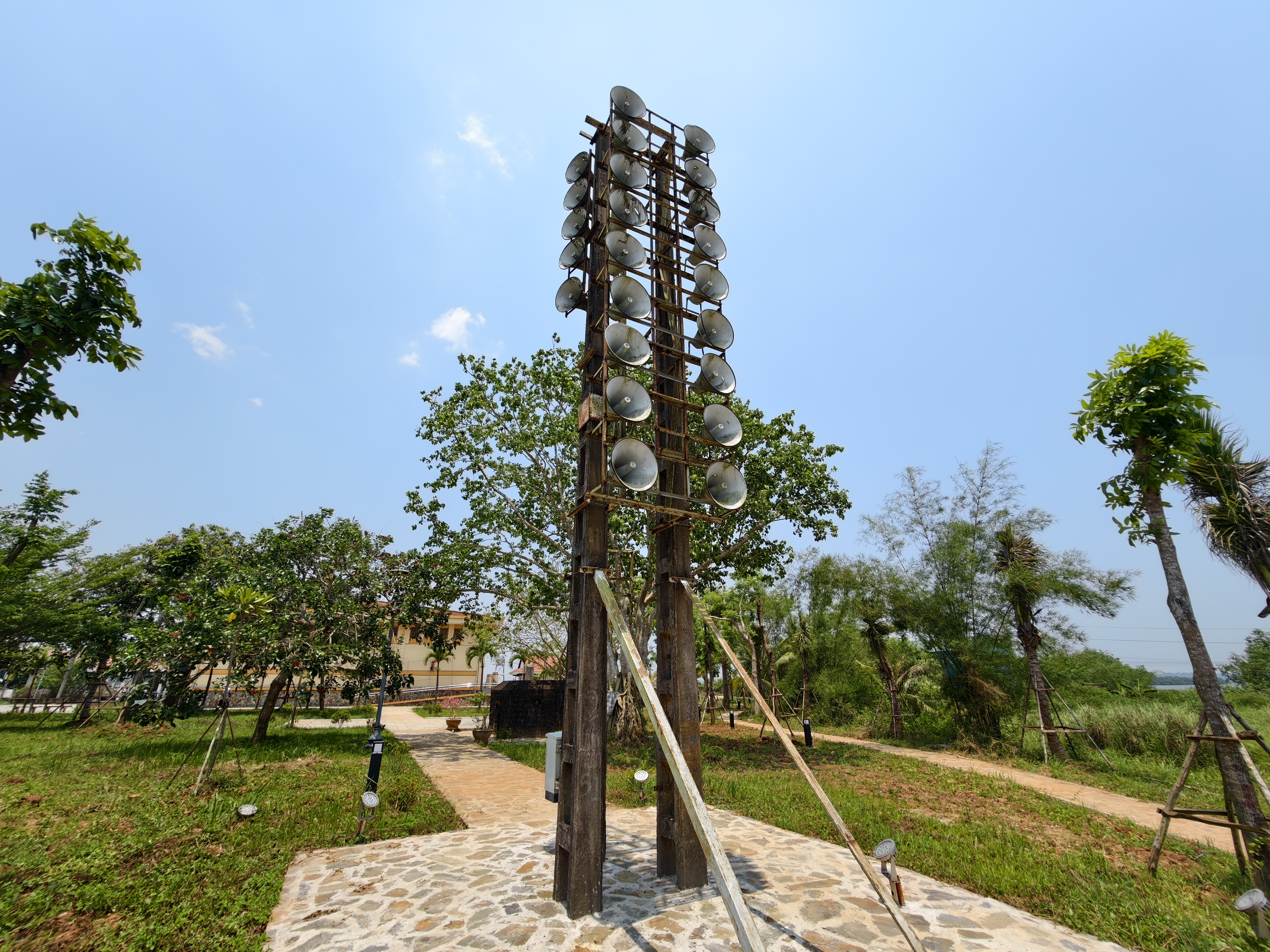 Historical loudspeakers at Hien Luong Bridge broadcasting propaganda messages across the Ben Hai River during Vietnam&rsquo;s division period.