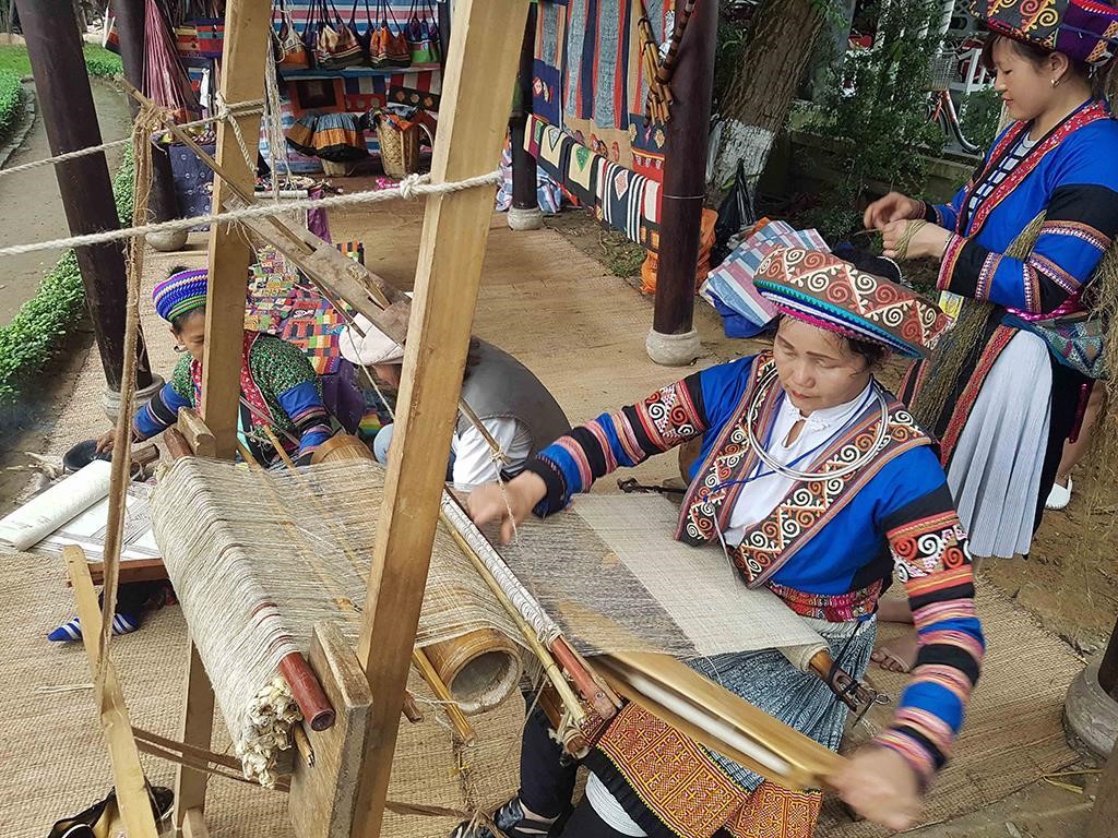 Ha Giang, Lung Tam linen weaving, Lung Tam brocade, Hmong brocade, steps to weave linen, stages to weave line