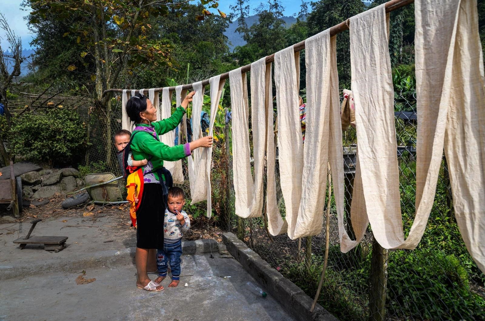 Ha Giang, Lung Tam linen weaving, Lung Tam brocade, Hmong brocade, steps to weave linen, stages to weave line