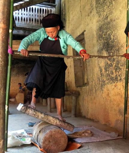 Ha Giang, Lung Tam linen weaving, Lung Tam brocade, Hmong brocade, steps to weave linen, stages to weave line