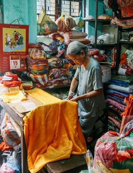 making lantern at hoi an ancient town artist