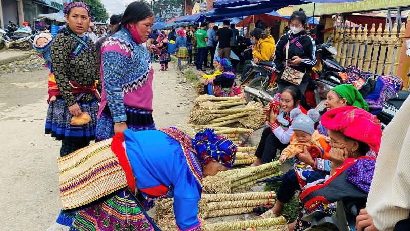 sin cheng market, lao cai, vietnam