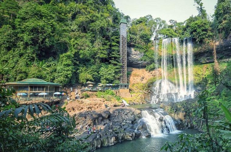 most-gorgoues-waterfall-in-vietnam-dambri-da-lat-waterfall