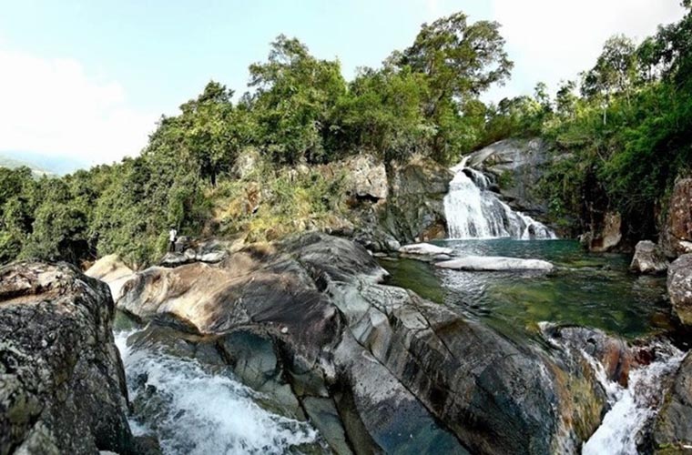 most-gorgoues-waterfall-in-vietnam-khe-van-waterfall