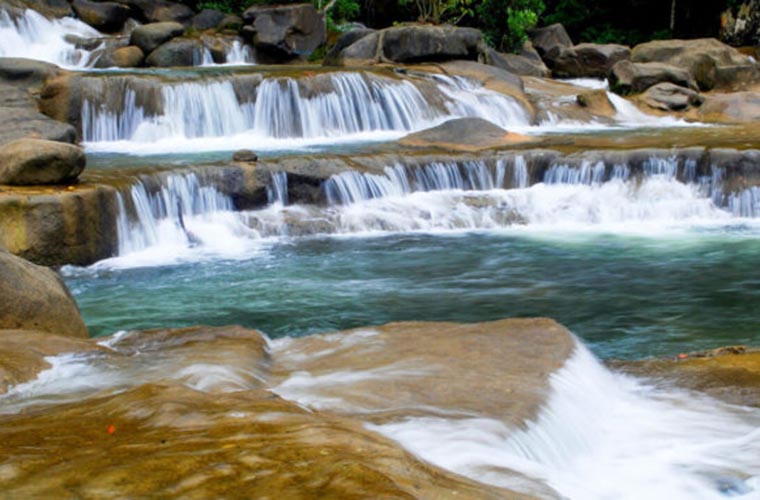 most-gorgoues-waterfall-in-vietnam-part-2-Yang-bay-waterfall