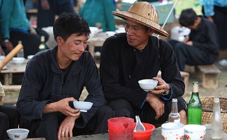 moutain markets Ha Giang drink wine