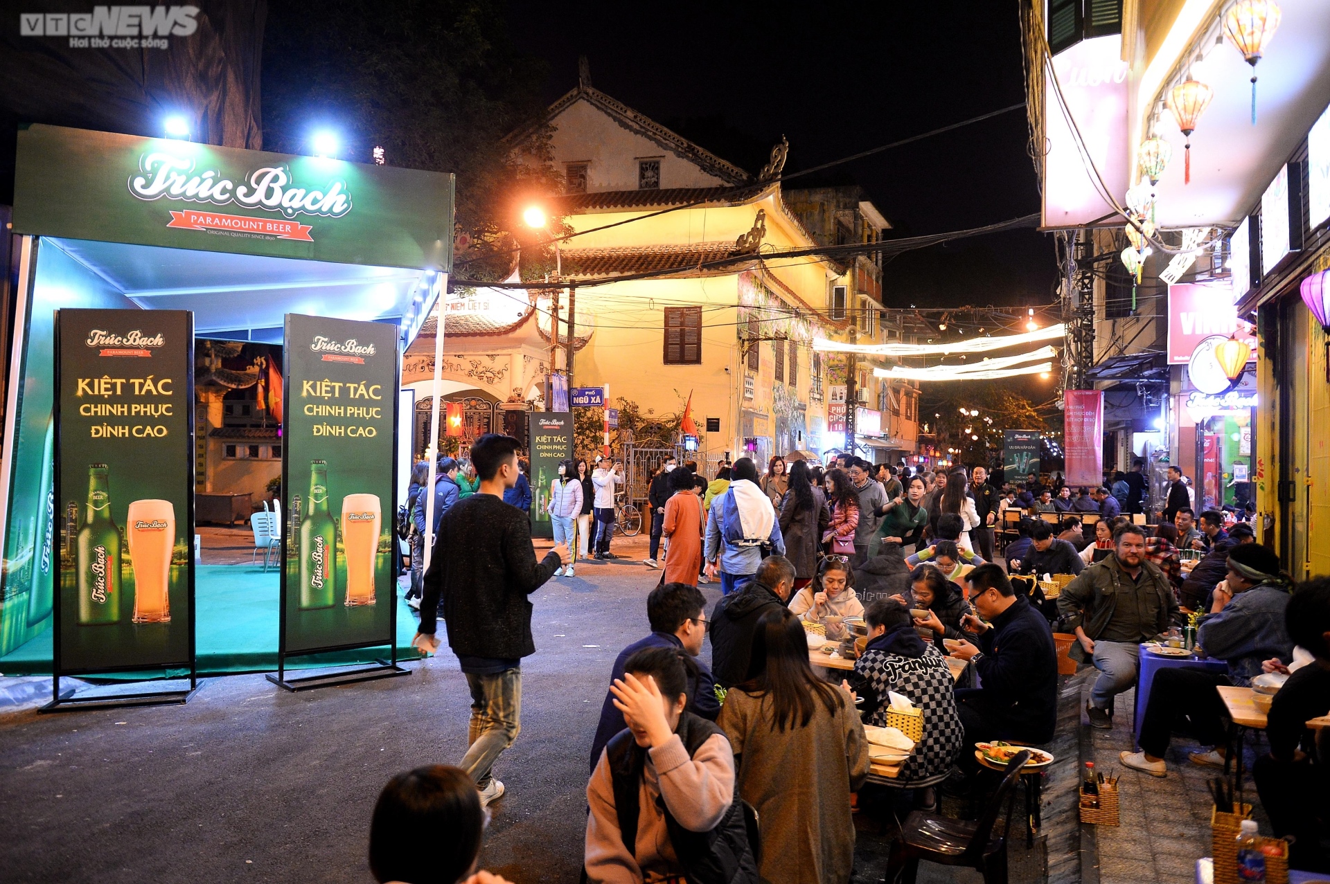 ngu xa night food street, hanoi walking street, hanoi pedestrian zone