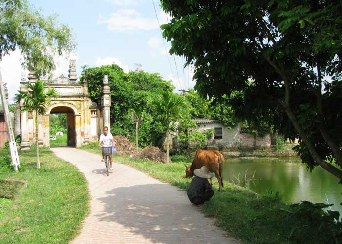 nom village entrance