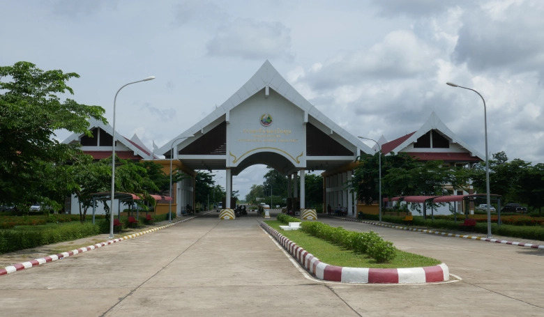 nong nok khien border crossing in laos