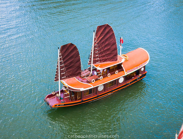 halong bay, halong boat trip, halong bay cruise, halong bay sea trip, what to do halong