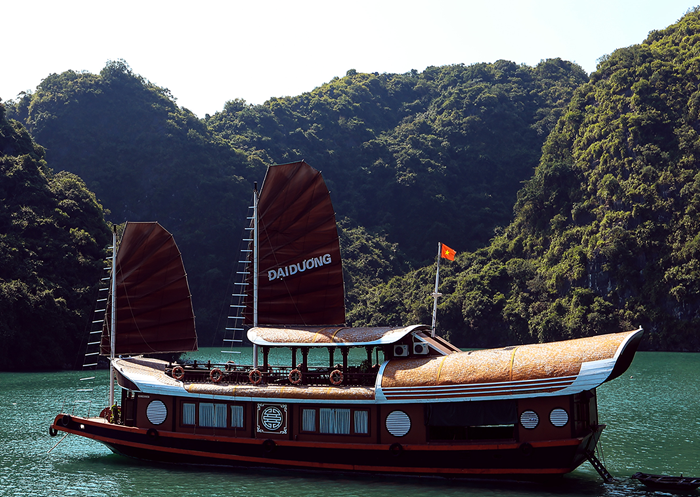 halong bay, halong boat trip, halong bay cruise, halong bay sea trip, what to do halong