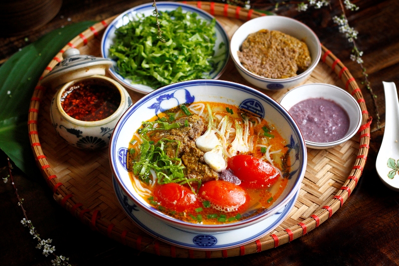 vietnamese crab noodle soup, bun rieu cua, what to eat in hanoi, hanoi dishes, must try dishes in hanoi