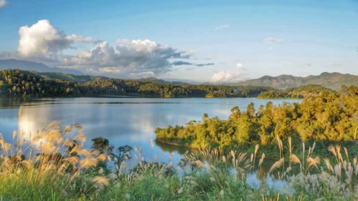 Pa Khoang Lake, an emerald in the northwest of Vietnam. Photo: Internet