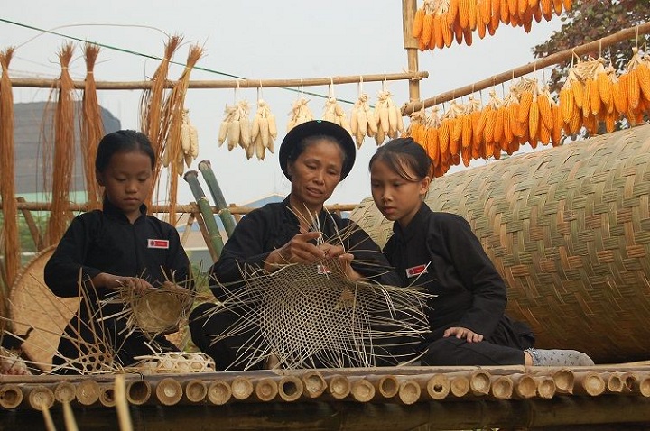 pac ngoi village ba be lake traditional handicrafts