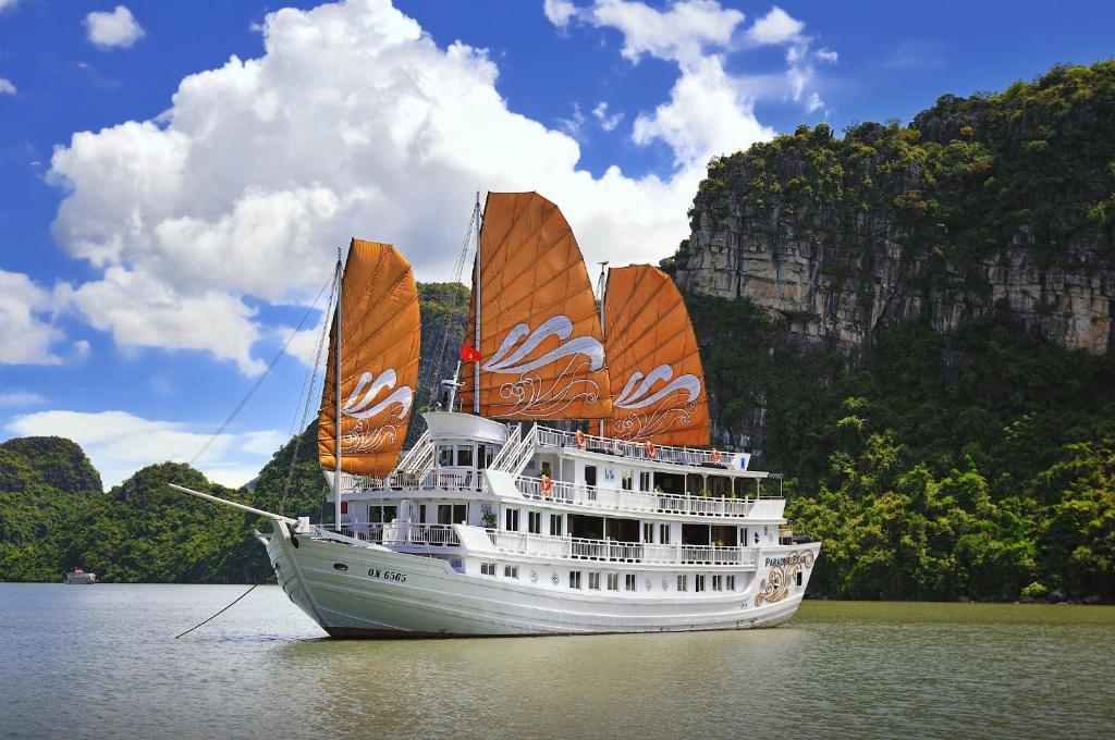 paradise peak, halong bay cruise, how to choose ha long bay cruise, halong bay 4 star cruise, halong bay cruise 2 days 1 night, halong bay cruise 3 days 2 nights