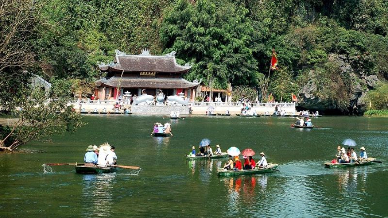 rowing boat perfume pagoda, perfume pagoda festival, traditional festivals in vietnam, vietnam festival