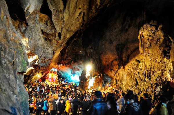 Huong Tich cave in perfume pagoda vietnam, vietnam festivals, traditional festivals in vietnam