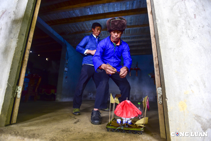 Under the watchful eye of the shaman, the space is prepared for this extraordinary ceremony. Photo : Quang Van Hung