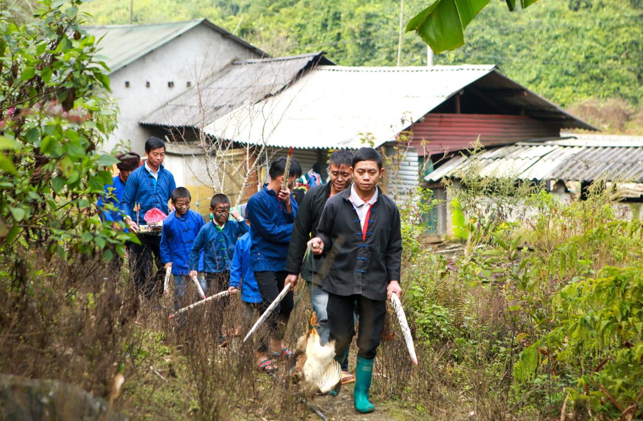 The procession runs through the village in one direction only, until it reaches the edge of the forest. Photo : Quang Van Hung