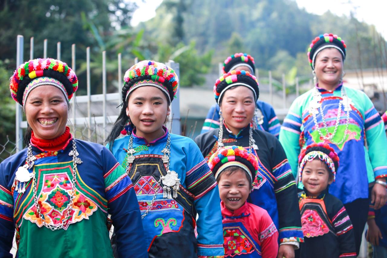 Enthusiastic village women put on their best clothes to take part in the festivities. Photo : Quang Van Hung