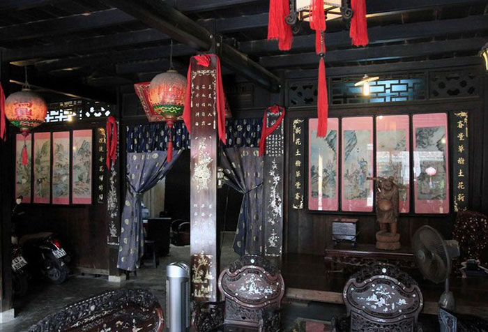 phung hung ancient house furniture.jpg