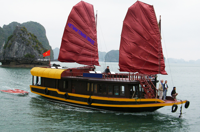 Lan Ha bay cruise, Lan Ha Cat Ba bay cruise 2 days 1 night, Cat Ba island, Bai Tu Long, Halong bay