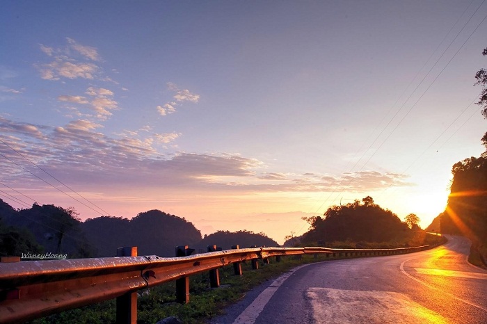 Visitors can admire the landscape along the winding route to Pa Khoang Lake. Photo: Internet