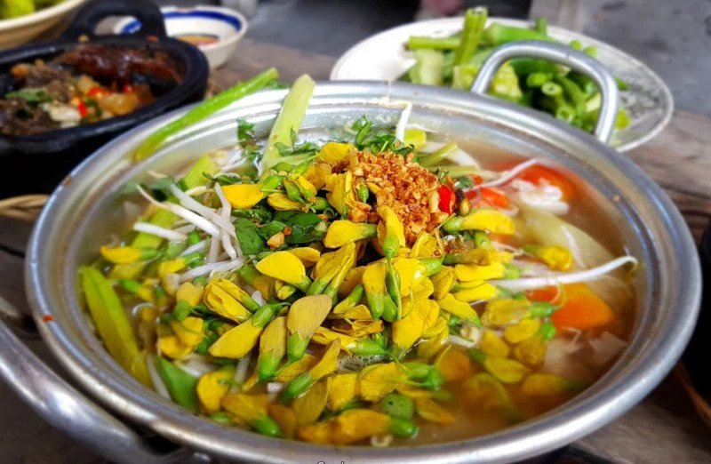 La sopa agria con carpa de fango siamesa y flor de sesbania es un plato típico del delta del Mekong. Foto: Vemekong.com
