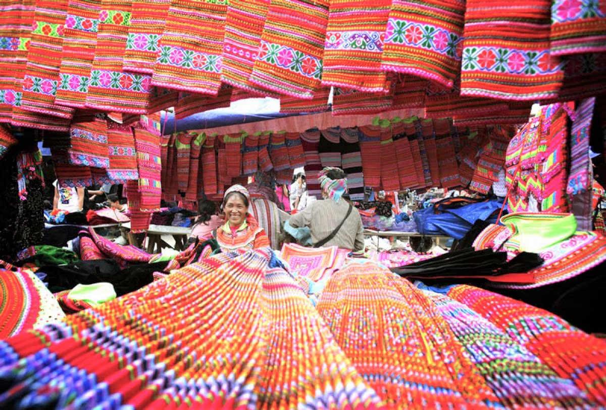 sin cheng market, lao cai, vietnam