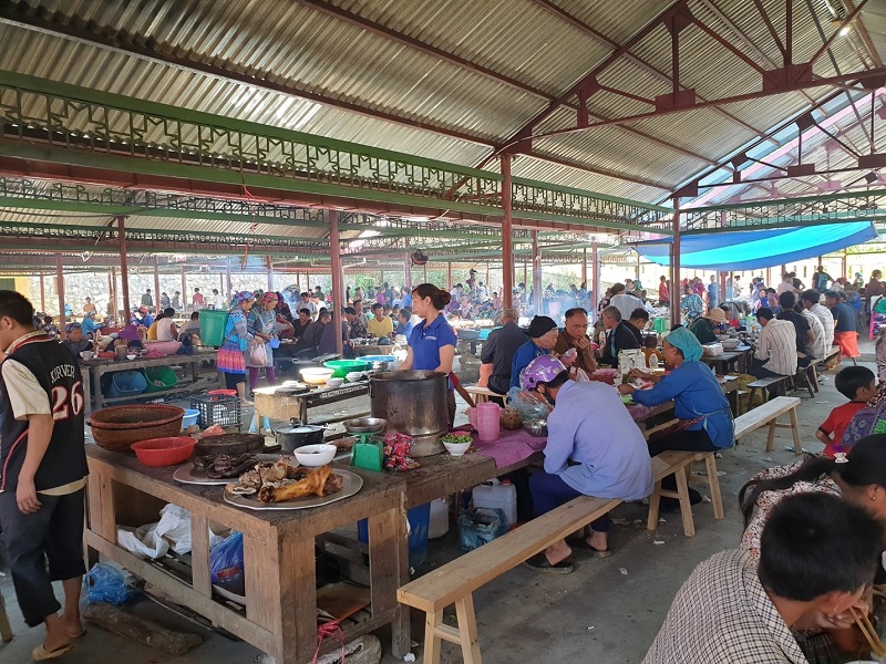 sin cheng market, lao cai, vietnam