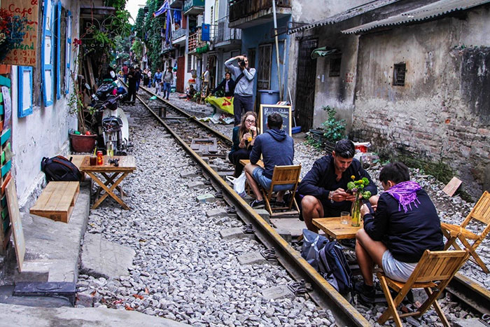 street train in Hanoi coffee