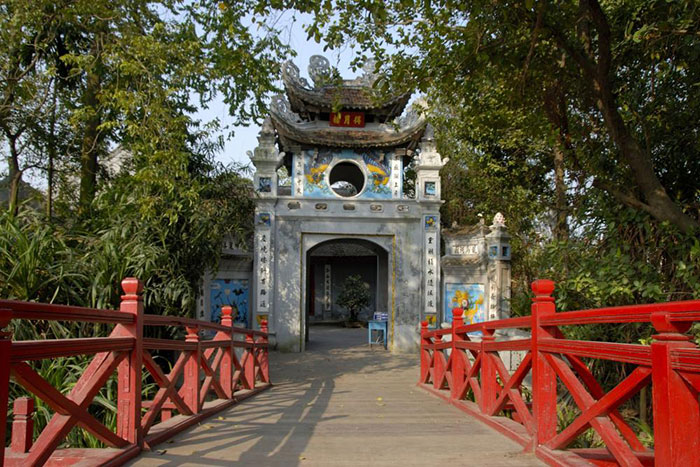 stroll around hoan kiem lake ngoc son temple