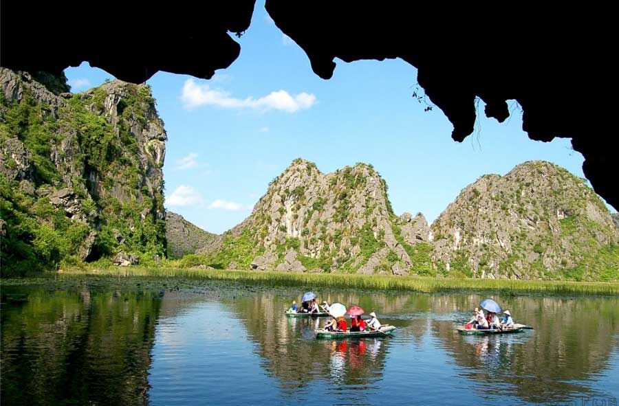 tam coc boat visit the three caves