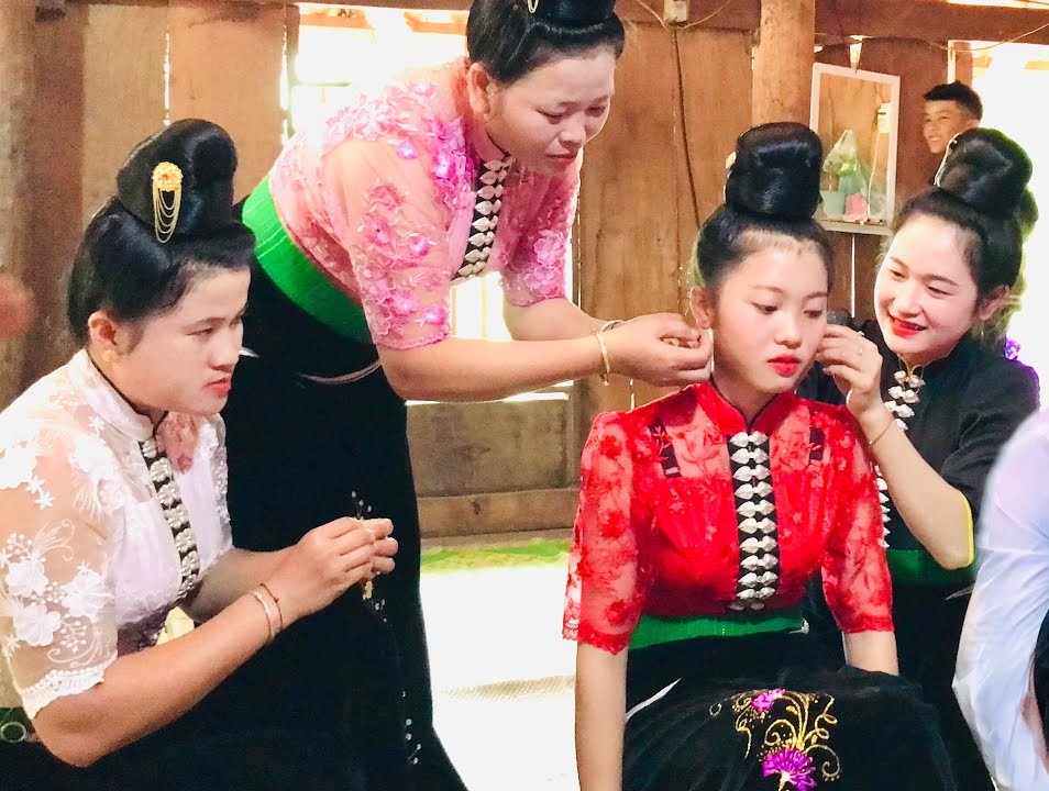 The person chosen to perform the Tang Cau is called "Nai Cau"
