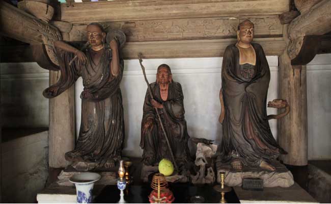 tay phuong pagoda around hanoi statues