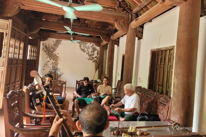 meeting with artists in thung la temple