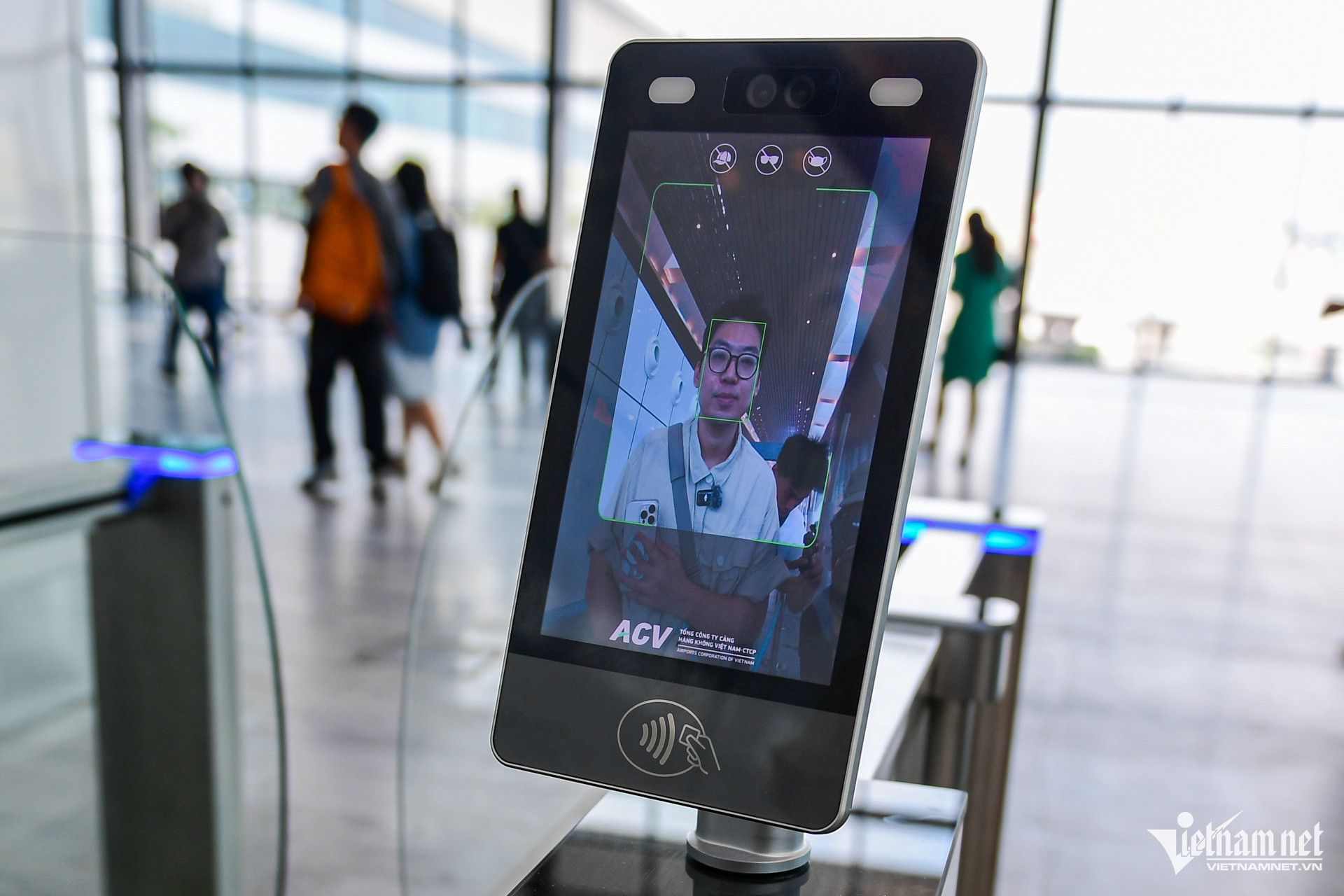 At Tan Son Nhat's T3 Termianl, the Smart Airport model applies biometric technology and artificial intelligence (AI) to help passengers complete all procedures with ease.