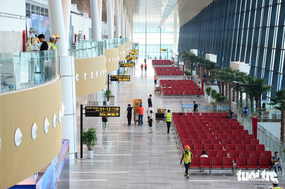 The spacious waiting area of T3 Terminal