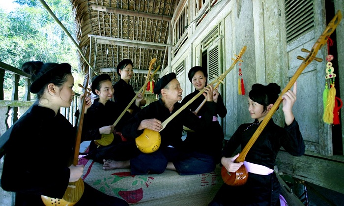 tha village ha giang vietnam then singing