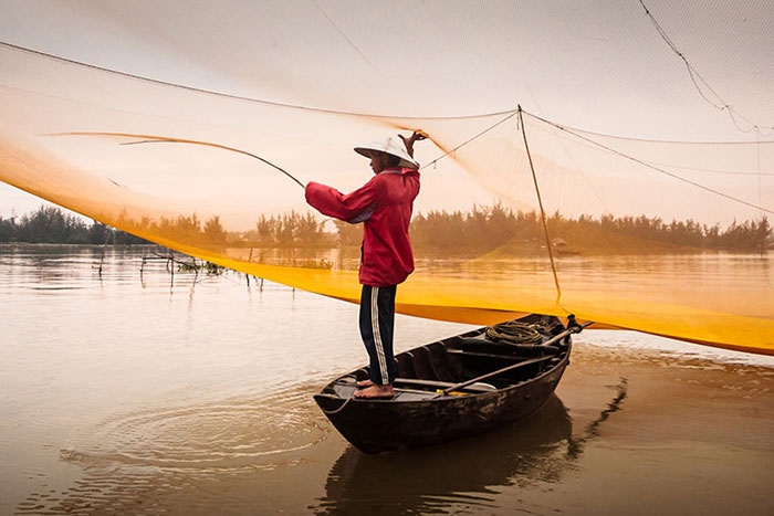 thu bon river hoi an ancient town fishing