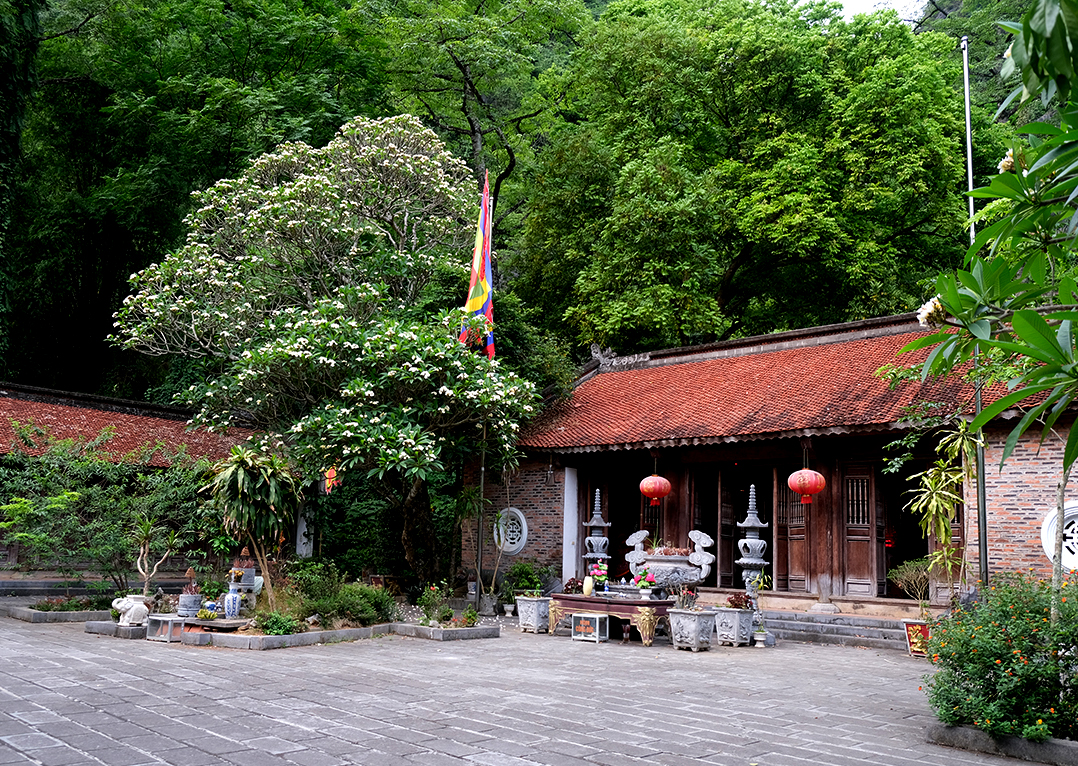 thung la temple in ninh binh, van long, ninh binh