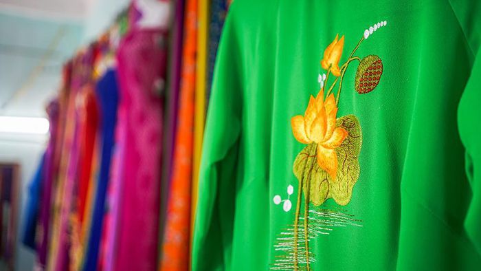 A "Trach Xa ao dai" with hand-embroidered patterns costs from 700,000 VND