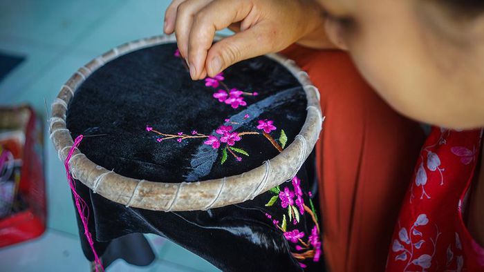 A hand embroidery artist from the village of Trach Xa